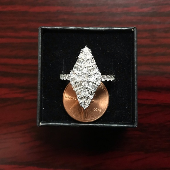 Beautiful Diamond Shaped White Sapphire Ring! - Picture 4 of 5